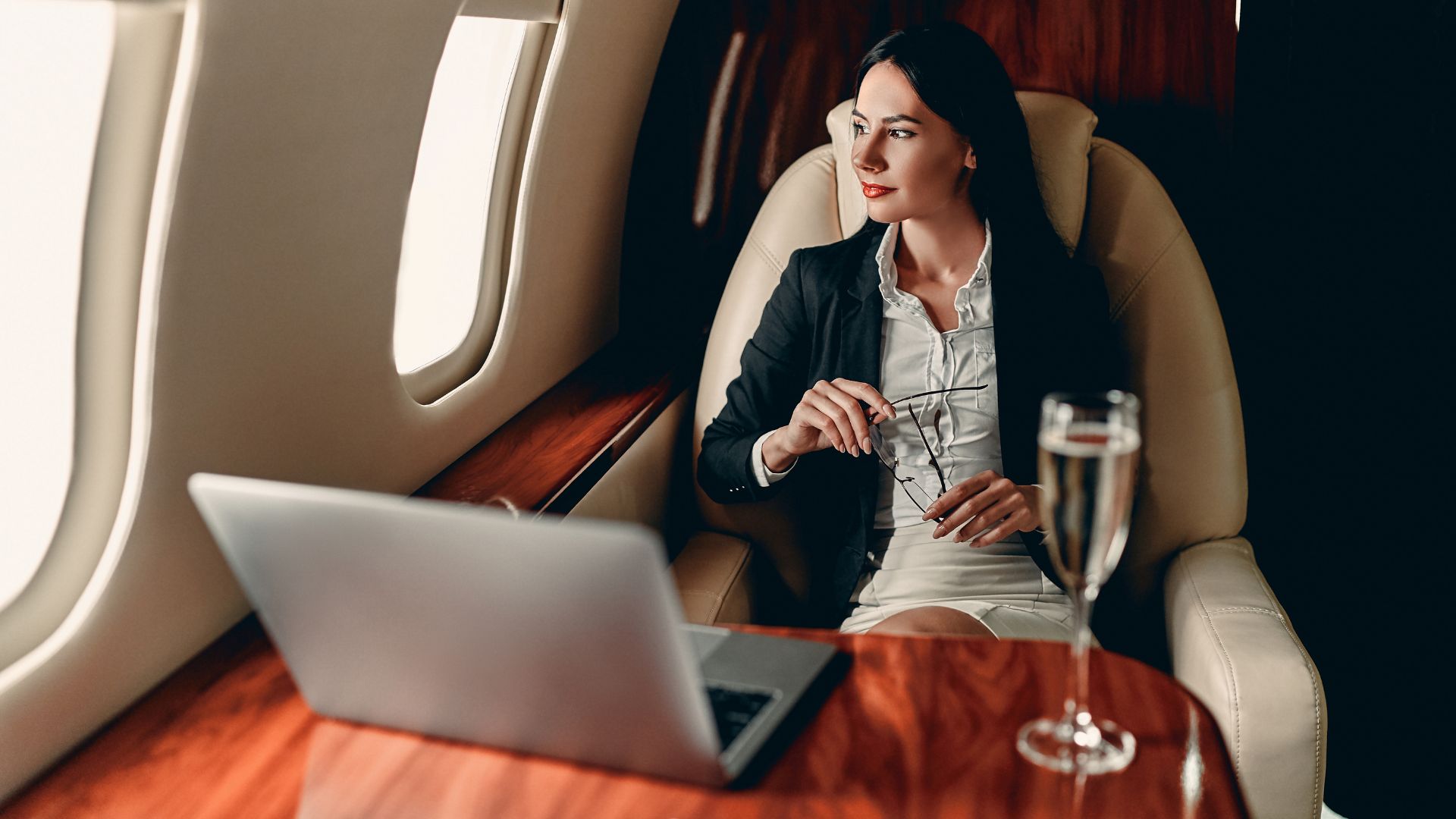 Private Jet Etiquette: Do's and Don'ts While Onboard